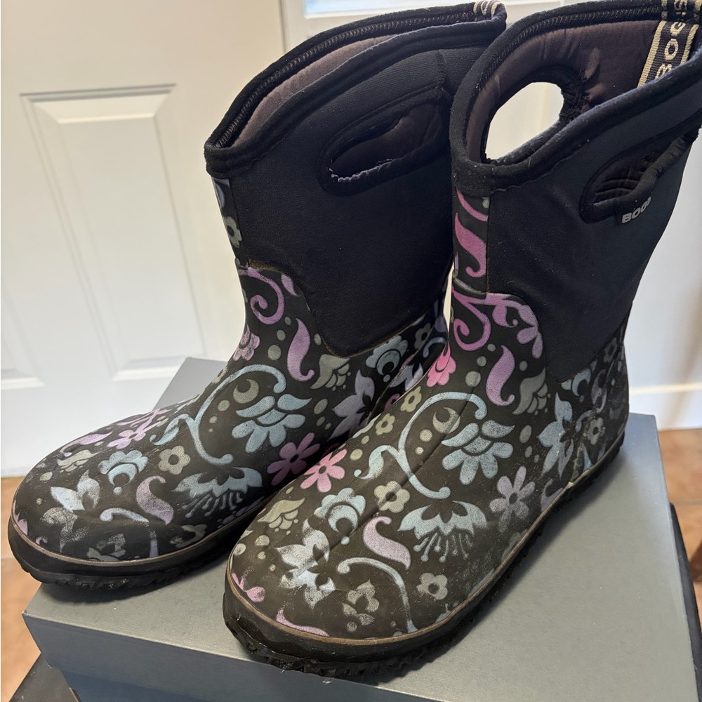 Bogs Women's Black and Purple Floral Boots